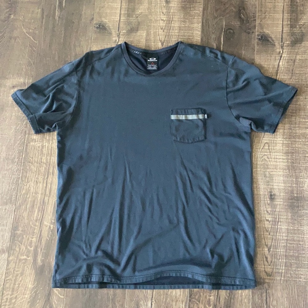 Men’s Oakley tee